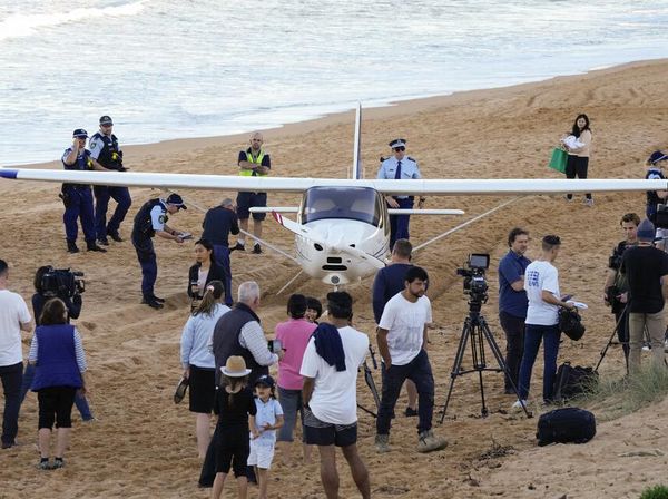 Mesin Rusak, Pesawat Ini Mendarat Darurat di Pantai Sydney