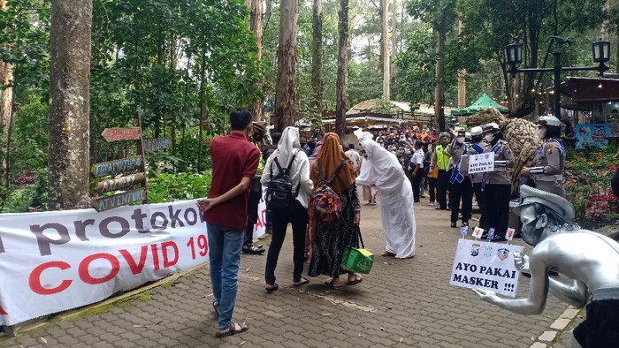 Momen libur Perayaan Hari Raya Waisak sejumlah lokasi wisata di Magetan dibanjiri pengunjung. Di antaranya Mojosemi Forest Park dan Telaga Sarangan. Momen ini dimanfaatkan polisi melakukan sosialisasi dan patroli protokol kesehatan (Prokes).