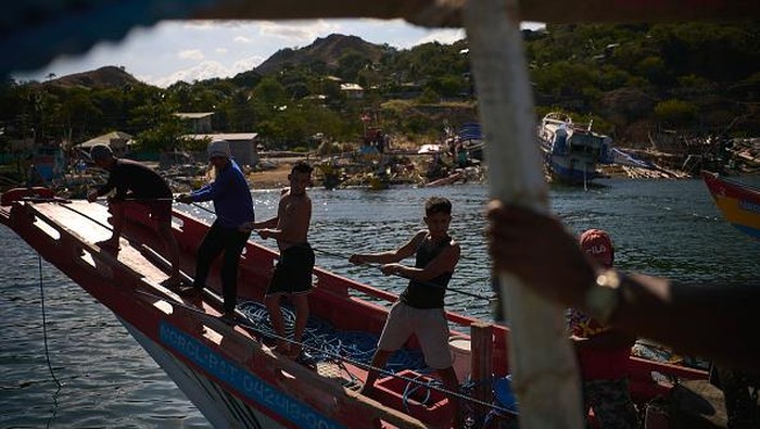 Nasib Para Nelayan Filipina di Perairan Laut Cina Selatan MARIVELES, PHILIPPINES - MAY 18: Filipino fishermen prepare their boat to sail to the West Philippine Sea despite harassment by Chinese militia and coast guard in the disputed waters on May 18, 2021 in Mariveles, Bataan, west of Luzon in the Philippines. Local fishermen bewail the Philippines lackluster stance on its claim of the West Philippine Sea waters against China's incursion, and are continuing to fish as long as they legally can. Fishermen also expressed disappointed at a recent remark by Philippine President Rodrigo Duterte, that retaking of West Philippine Sea was never his campaign promise. Prior to Duterte's presidency, the Philippines won a landmark arbitral case against China in 2016, which invalidated the the latter's claims in the South China Sea including islands and shoals within the country's 200-nautical mile exclusive economic zone. (Photo by Jes Aznar/Getty Images)
