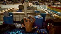 Di tengah ketegangan kedua negara tersebut, nelayan Filipina tetap memilih menangkap ikan selama yang mereka bisa secara legal.  