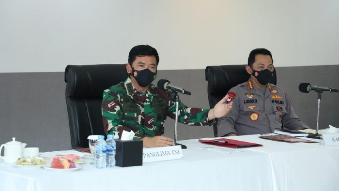 Panglima TNI dan Kapolri saat di Papua