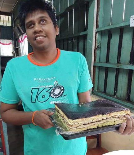 Pantang Menyerah, Penjual Kue Tunanetra Ini Semangat Buka Toko Kue