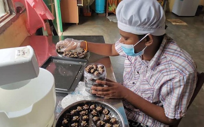 Pantang Menyerah, Penjual Kue Tunanetra Ini Semangat Buka Toko Kue