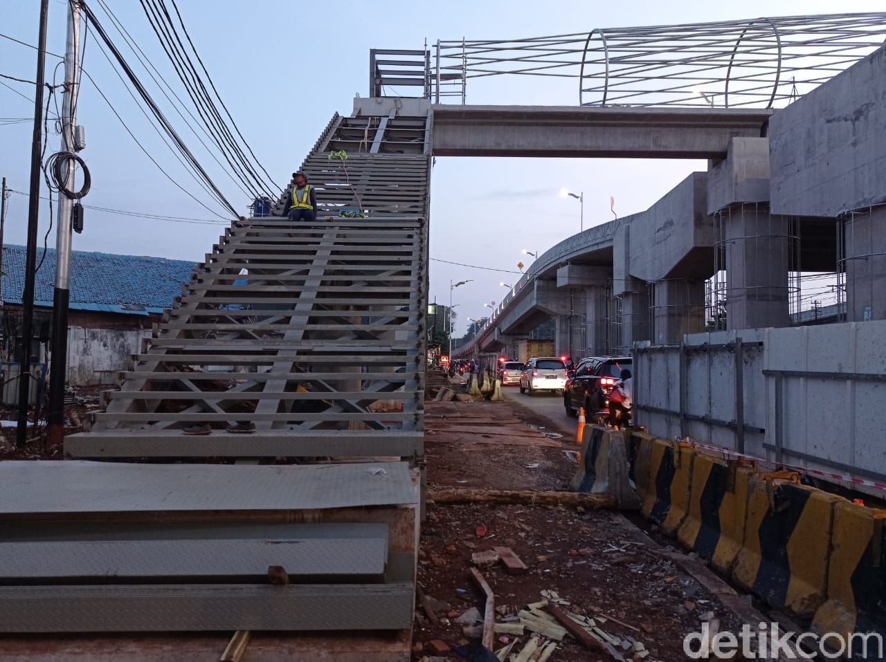 Pembangunan JPO Flyover Tapal Kuda Lenteng Agung, 27 Mei 2021. (Sachril Agustin Berutu/detikcom)