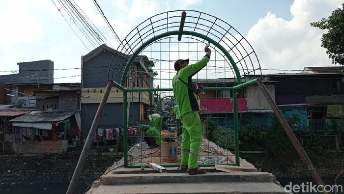 Pembangunan taman di Jembatan Kota Paris, Johar Baru, Jakarta Pusat. 27 Mei 2021. (Sachril Agustin Berutu/detikcom)