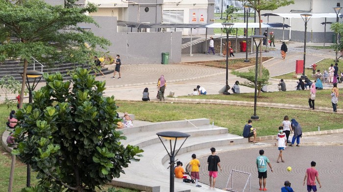 Sejumlah pasien positif COVID-19 berolahraga di Rumah Sakit Darurat COVID-19 (RSDC), Wisma Atlet, Kemayoran, Jakarta, Rabu (26/5/2021). Berdasarkan data pengelola, tingkat hunian pasien COVID-19 di RSDC Wisma Atlet Kemayoran saat ini menunjukkan peningkatan sebesar 10 persen dalam kurun waktu sembilan hari terakhir terhitung sejak Selasa (18/5/2021) yaitu dari 15,02 persen menjadi 25,21 persen. ANTARA FOTO/M Risyal Hidayat/rwa.
