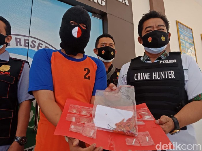 Penyelundupan sabu ke Lapas Klas IIB Jombang kembali digagalkan. Kali ini, pelaku menyembunyikan narkotika golongan I itu ke dalam 18 cabai rawit.