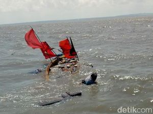 Gelombang Tinggi Efek Gerhana Bulan Tenggelamkan 2 Perahu Nelayan di Surabaya