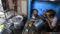 Oyok sendiri telah menekuni dunia pembuatan alat memasak ini sejak tahun 1963.  
