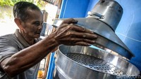 Beragam peralatan memasak telah ia buat, salah satunya alat panggang seperti oven. Oven gas berukuran besar yang ia buat dijual dengan harga mulai dari Rp 2 juta.