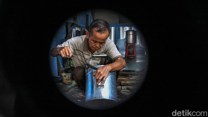 Pandemi COVID-19 berdampak pada ekonomi warga di RI. Meski begitu, perajin di Ibu Kota ini tetap berkarya membuat dan terima jasa reparasi peralatan masak.