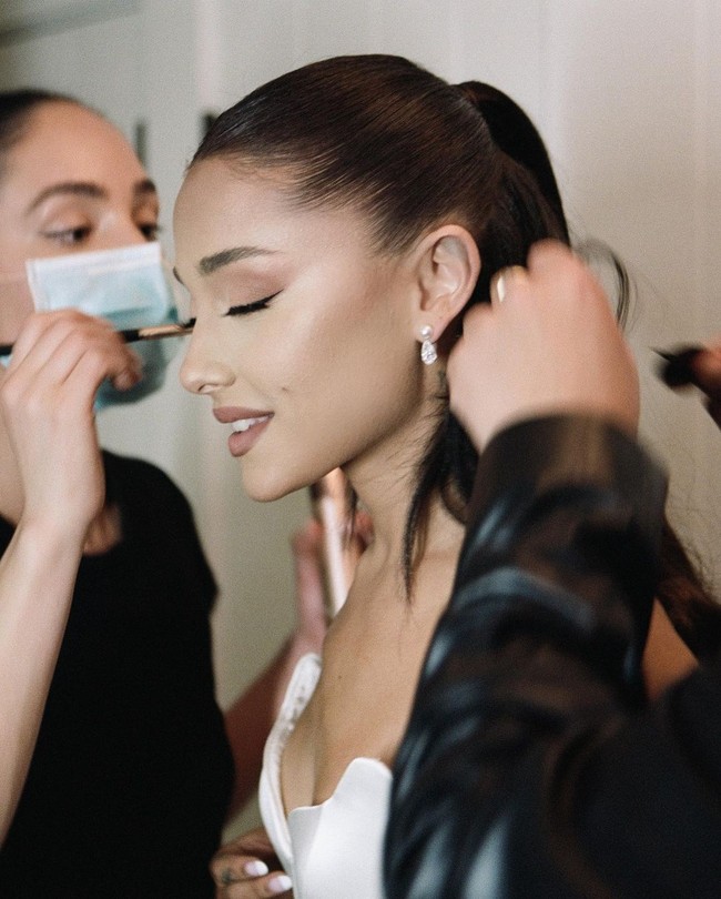 Dalam foto, Ariana juga terlihat menggunakan veil pendek yang unik dengan hadirnya pita. Sedangkan untuk tatanan rambut, wanita tersebut tak meninggalkan tatanan kuncir ciri khasnya. Foto: Instagram @arianagrande