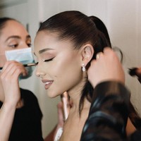Dalam foto, Ariana juga terlihat menggunakan veil pendek yang unik dengan hadirnya pita. Sedangkan untuk tatanan rambut, wanita tersebut tak meninggalkan tatanan kuncir ciri khasnya. Foto: Instagram @arianagrande