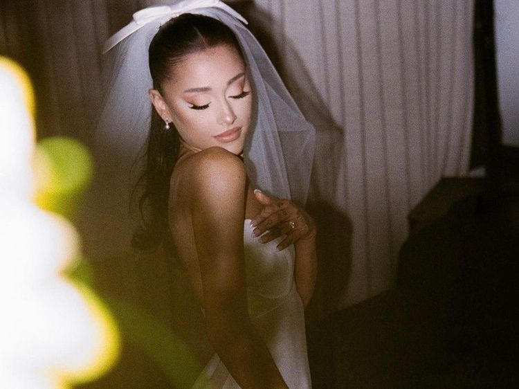 8 Foto Ariana Grande Pakai Gaun Pengantin Vera Wang di Hari Pernikahan