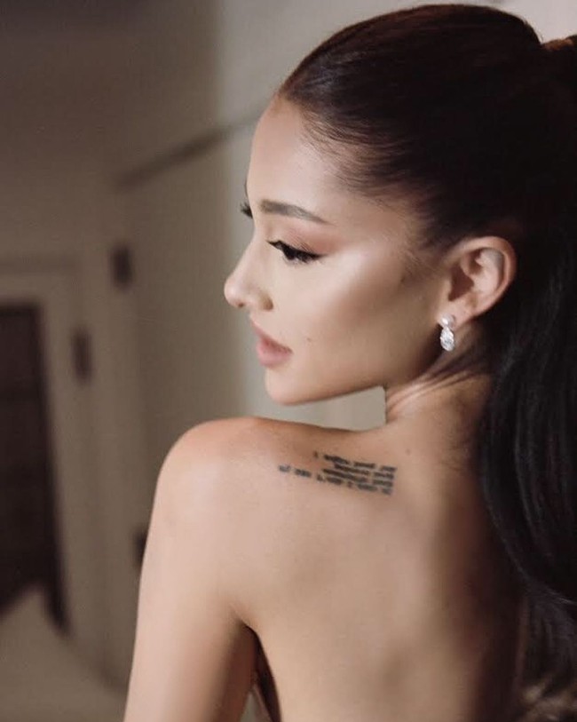Penampilannya semakin dipercantik dengan anting berlian. Sedangkan untuk makeup, Ariana tampil dengan riasan flawless bernuansa kecokelatan yang simpel dan elegan. Foto: Instagram @arianagrande