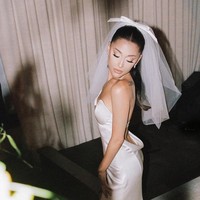 Dalam sejumlah postingan terbarunya, Ariana mengungkap momen bahagianya saat menikah dengan Dalton. Ia menggunakan gaun rancangan Vera Wang yang kabarnya terinspirasi gaya Audrey Hepburn. Foto: Instagram @verawang