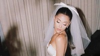 Pada 2021, Ariana Grande juga mendadak menghapus akun Twitter pribadinya. Dia sengaja menonaktifkannya.  Foto: Instagram @verawang