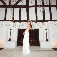 Pelantun Thank you, next tersebut terlihat menawan dengan balutan gaun putih dengan siluet yang membentuk tubuh mungilnya. Dress strapless bermaterial sutra charmeuse itu pun punya detail cutout di bagian punggungnya. Foto: Instagram @verawang