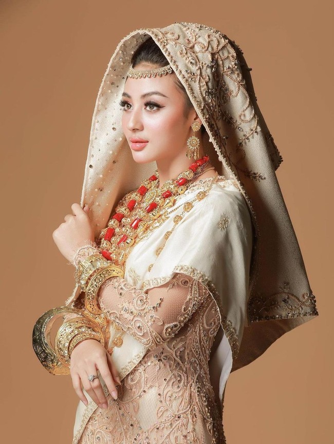 Selanjutnya ada Margin Wieeherm yang tampil cantik mengenakan busana Koto Gadang dalam foto preweddingnya bersama Ali Syakieb. Margin memilih warna krem keemasan dengan aksesori kalung berwarna merah yang membuat penampilannya semakin cantik. Foto: Instagram/chikitameidy