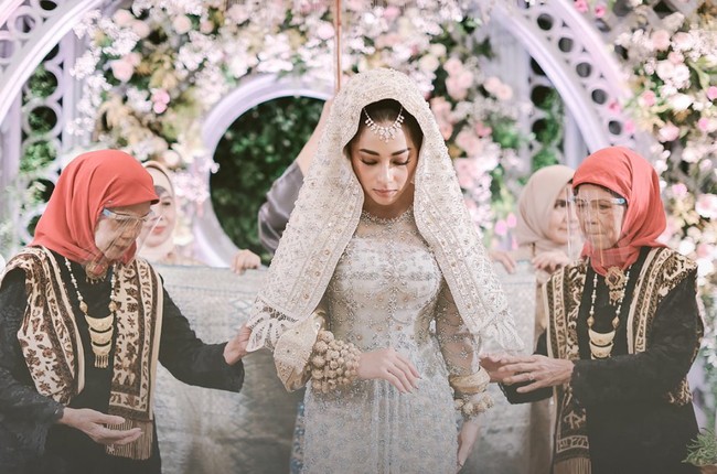 Nikita Willy juga memilih mengenakan busana Koto Gadang saat pernikahannya dengan Indra Priawan. Nikita Willy memilih warna silver untuk baju Koto Gadang yang dikenakannya. Bagaimana menurutmu penampilan Nikita? Foto: Instagram/nikitawillyofficial94