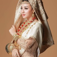 Selanjutnya ada Margin Wieeherm yang tampil cantik mengenakan busana Koto Gadang dalam foto preweddingnya bersama Ali Syakieb. Margin memilih warna krem keemasan dengan aksesori kalung berwarna merah yang membuat penampilannya semakin cantik. Foto: Instagram/chikitameidy