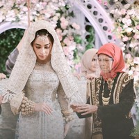 Nikita Willy juga memilih mengenakan busana Koto Gadang saat pernikahannya dengan Indra Priawan. Nikita Willy memilih warna silver untuk baju Koto Gadang yang dikenakannya. Bagaimana menurutmu penampilan Nikita? Foto: Instagram/nikitawillyofficial94