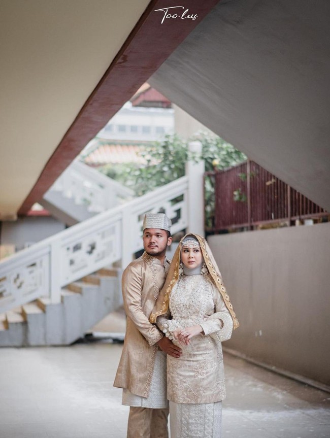 Sebelum menikah dengan Adhi Permana, Kesha Ratuliu juga melangsungkan pemotretan prewedding. Dengan berbalut busana Koto Gasang berwarna coklat keemasan, penampilan Kesha terlihat cantik memukau. Foto: Instagram/adhipermana_