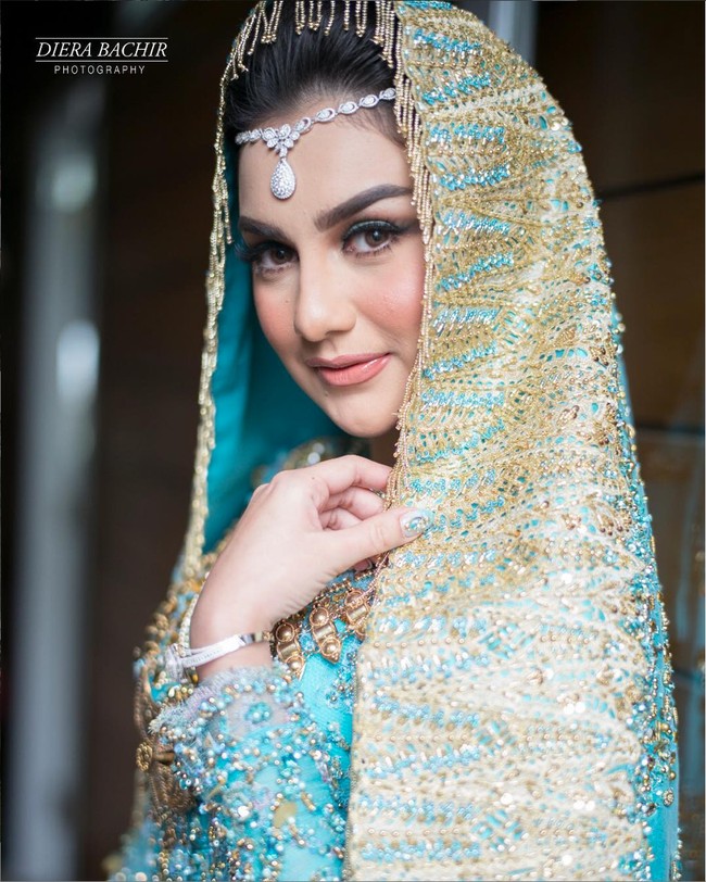 Irish Bella manjadi salah satu artis Indonesia yang juga memilih pakaian adat Koto Gadang untuk pernikahannya dengan Ammar Zoni. Irish terlihat cantik memesona mengenakan busana Koto Gadang berwarna tosca dengan aksen keemasan. Foto: Instagram/_irishbella_