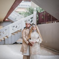 Sebelum menikah dengan Adhi Permana, Kesha Ratuliu juga melangsungkan pemotretan prewedding. Dengan berbalut busana Koto Gasang berwarna coklat keemasan, penampilan Kesha terlihat cantik memukau. Foto: Instagram/adhipermana_