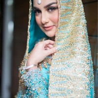 Irish Bella manjadi salah satu artis Indonesia yang juga memilih pakaian adat Koto Gadang untuk pernikahannya dengan Ammar Zoni. Irish terlihat cantik memesona mengenakan busana Koto Gadang berwarna tosca dengan aksen keemasan. Foto: Instagram/_irishbella_
