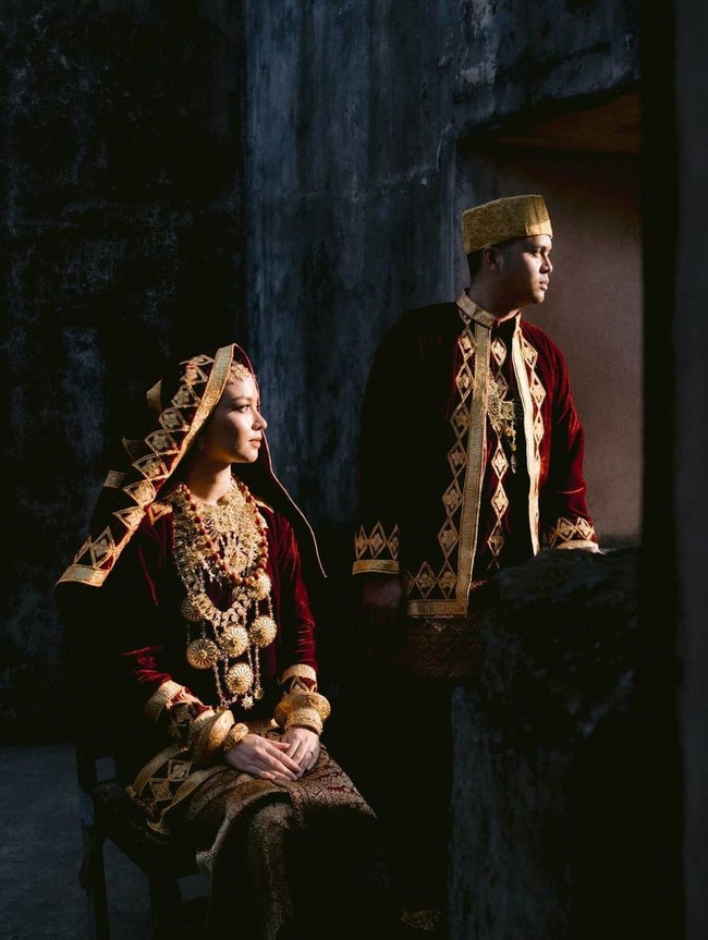 Karina Nadila juga memilih busana Koto Gadang untuk pemotretan preweddingnya dengan Rangga Prihartanto. Karina memilik warna maroon yang dihiasi dengan aksen berwarna keemasan. Foto: Instagram/karinanadila8921