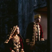 Karina Nadila juga memilih busana Koto Gadang untuk pemotretan preweddingnya dengan Rangga Prihartanto. Karina memilik warna maroon yang dihiasi dengan aksen berwarna keemasan. Foto: Instagram/karinanadila8921