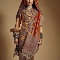 Lesti Kejora dan Rizky Billar beberapa waktu lalu terlihat membagikan foto-foto prewedding keduanya. Lesti tampak cantik mengenakan busana Koto Gadang berwarna merah dan gold. Penampilannya itu dilengkapi dengan beragam aksesori seperti gelang dan kalung. Foto: Instagram/aldiphoto