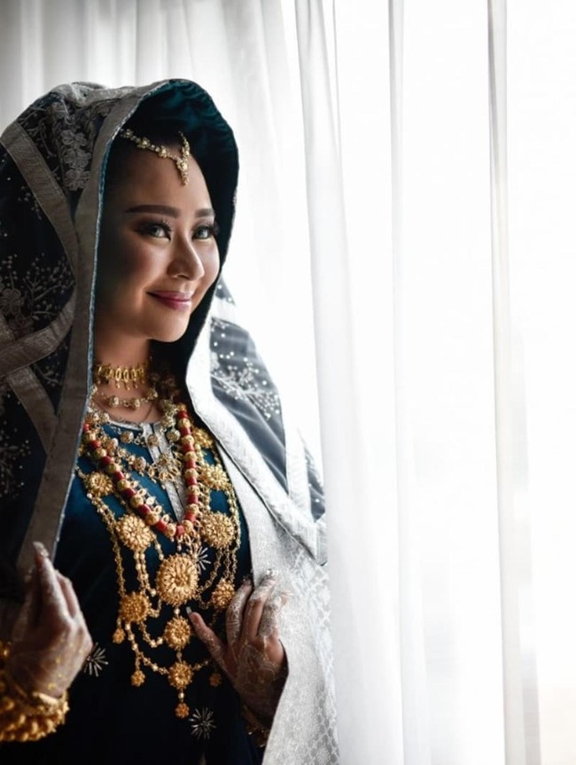 Pada tahun 2018 Chikita Meidy menikah dengan Indra Adhitya Masjid Ululalbab, Gedung Bidakara, Jakarta Selatan. Untuk akad nikah, Chikita memilih mengenakan busana Koto Gadang berwarna biru dongker yang dipasukan dengan silver. Foto: Instagram/chikitameidy