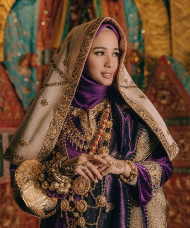 Terakhir ada Laudya Cynthia Bella. Ketika menikah dengan mantan suaminya, Engku Emran, Laudya terlihat mengenakan busana Koto Gadang berwarna ungu dengan campuran keemasan. Foto: Instagram/@kocak_bareng2