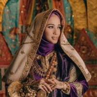 Terakhir ada Laudya Cynthia Bella. Ketika menikah dengan mantan suaminya, Engku Emran, Laudya terlihat mengenakan busana Koto Gadang berwarna ungu dengan campuran keemasan. Foto: Instagram/@kocak_bareng2