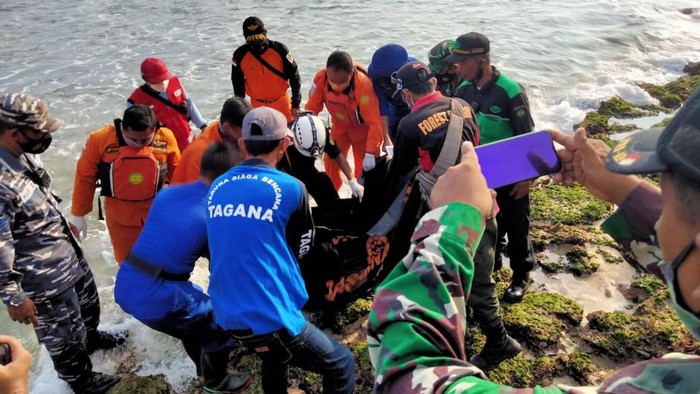 Dua mahasiswa Institut KH Abdul Chalim, Mojokerto hilang terseret ombak Pantai Batu Bengkung, Rabu (26/5). Kini, salah satunya ditemukan dalam kondisi tewas.
