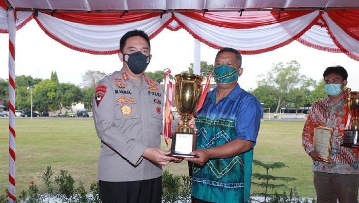 Kapolda NTB berikan penghargaan kepada pemenang program Kampung Sehat.