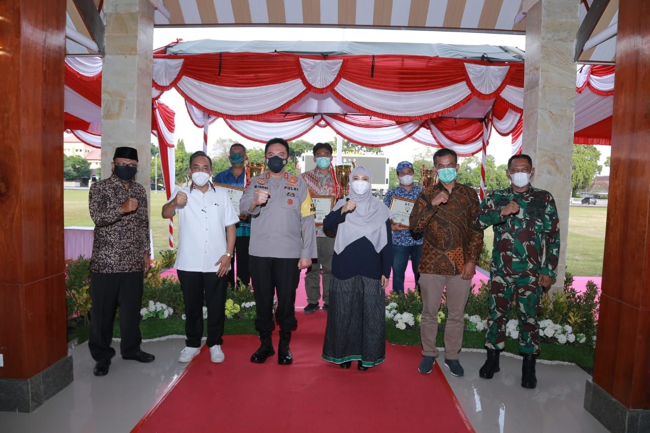 Kapolda NTB berikan penghargaan kepada pemenang program Kampung Sehat.