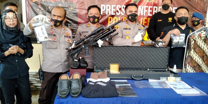 Polisi Temukan Senjata, Lencana BIN dan  Kartu Wantannas dari Rumah Penipu Kades Rp 4,7 M