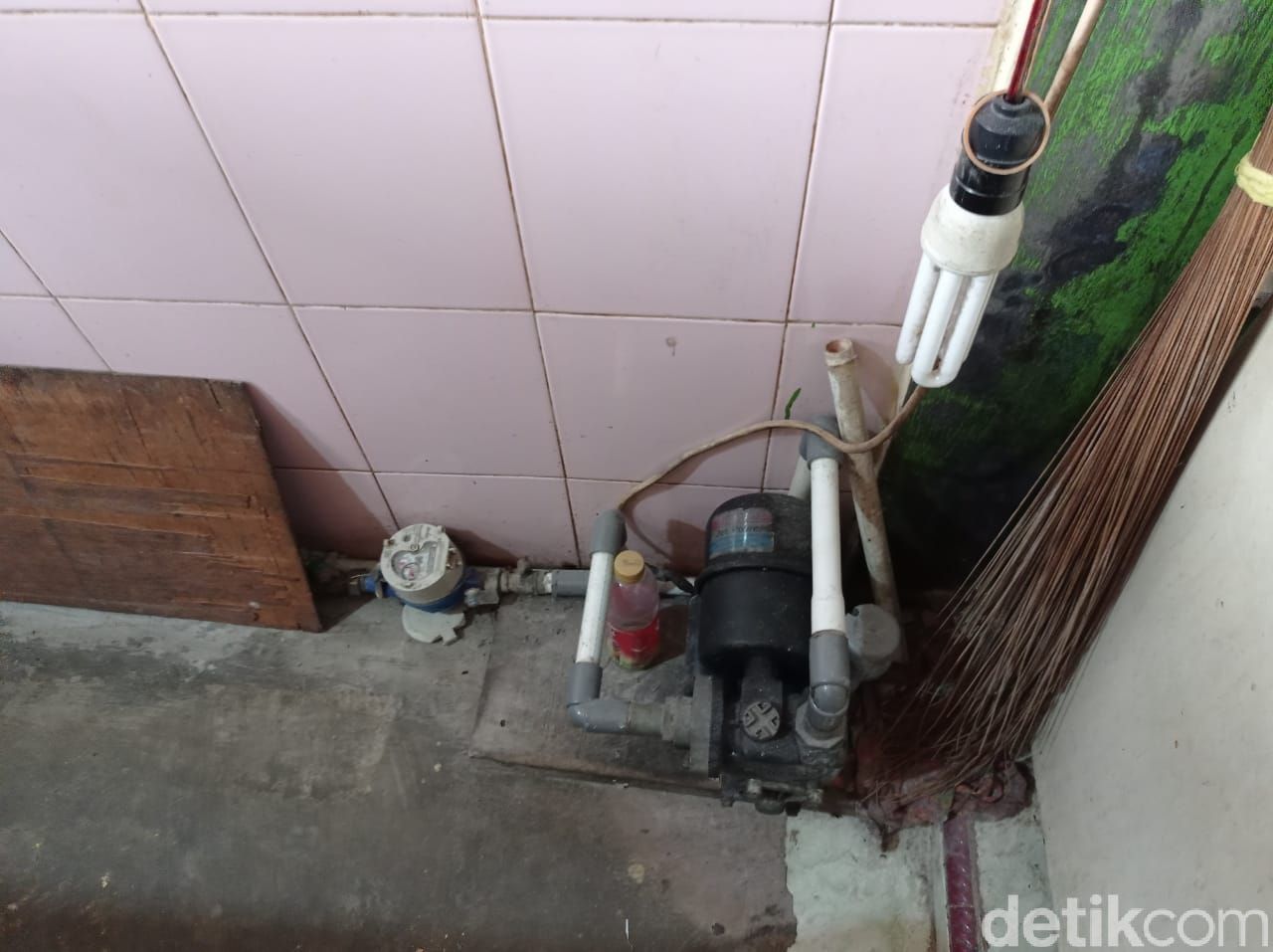 Pompa air di rumah warga di rumah warga bernama Sasiati, di Jembatan Besi, Tambora, Jakbar. (Sachril Agustin Berutu/detikcom)
