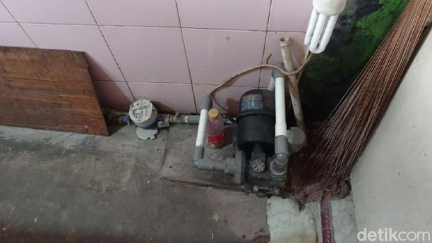 Pompa air di rumah warga di rumah warga bernama Sasiati, di Jembatan Besi, Tambora, Jakbar. (Sachril Agustin Berutu/detikcom)