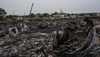 Seperti diketahui, tragedi jatuhnya pesawat Malaysia Airlines MH17 di daratan Ukraina Timur pada tahun 2014 silam menggegerkan publik internasional. Mengacu pada kesimpulan para penyelidik internasional, pesawat yang sedang terbang dari Amsterdam menuju Kuala Lumpur itu dihantam rudal yang ditembakkan pihak pemberontak pro-Rusia. Brendan Hoffman/Getty Images.