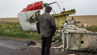 Penembakan rudal yang dilakukan oleh para pemberontak yang tengah berperang melawan pasukan pemerintah Ukraina itu pun menyebabkan MH17 yang tengah mengudara itu hancur dan menewaskan 298 orang. Brendan Hoffman/Getty Images.