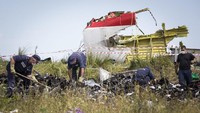Jatuhnya pesawat MH17 itu pun menjadi salah satu kecelakaan pesawat terparah yang pernah terjadi dalam dunia penerbangan internasional. Melansir CNN Indonesia, Belanda menuding Moskow bertanggung jawab atas kematian ratusan orang tersebut. Menurut mereka, terdapat penggunaan peluncur rudal yang dibawa dari pangkalan militer Rusia. Namun, Rusia membantah keterlibatan mereka dalam tragedi ini. Rob Stothard/Getty Images.