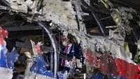 Sementara itu, sejak persidangan jatuhnya pesawat MH17 digelar pada Maret 2020 lalu belum ada bukti yang dihadirkan maupun saksi yang dipanggil terkait peristiwa tersebut. Sementara itu, usai dievakuasi, puing-puing pesawat Malaysia Airlines MH17 direkonstruksi di hanggar salah satu pangkalan udara Belanda. Rekonstruksi puing-puing pesawat MH17 itu pun disaksikan oleh hakim, pengacara, jaksa dan juga kerabat korban. AP Photo/Peter Dejong.
