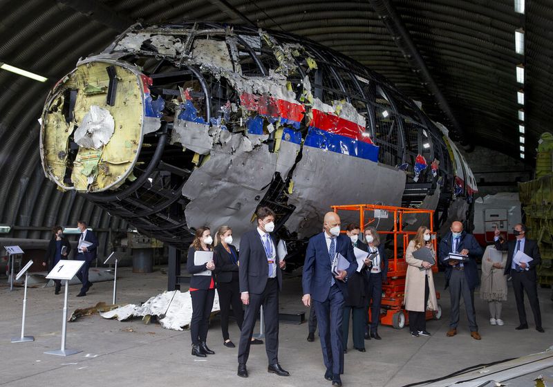 Kecelakaan pesawat Malaysia Airlines MH17 sisakan luka bagi penerbangan dunia. Proses peradilan 4 tersangka jatuhnya pesawat itu masih berlangsung hingga kini.