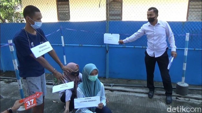 Pria pelaku pembunuhan ibu dan anak yang tak lain adalah mertua dan iparnya jalani rekonstruksi di Mapolres Kendal, Kamis (27/5/2021).