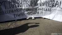 Mereka meminta KLHK menolak ijin Amdal PT DPM karena menambang di daerah rawan gempa.