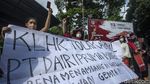 Prittt! Emak-emak Ini Acungkan Kartu Merah untuk KLHK